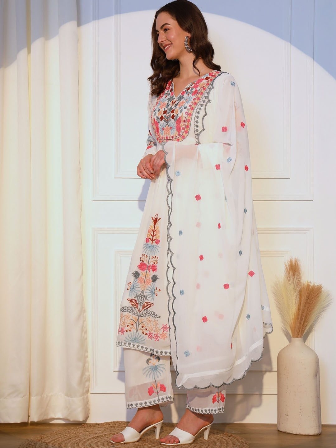 White Georgette Floral Embroidered Kurta Set 